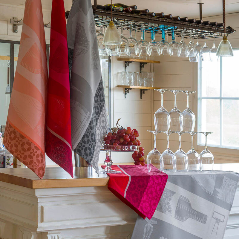 Le Jacquard Francais, Vin en Grappe Tea Towel